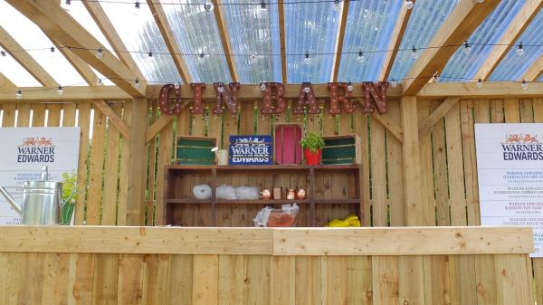 Decking composite vs wood - what's the best choice for your garden?